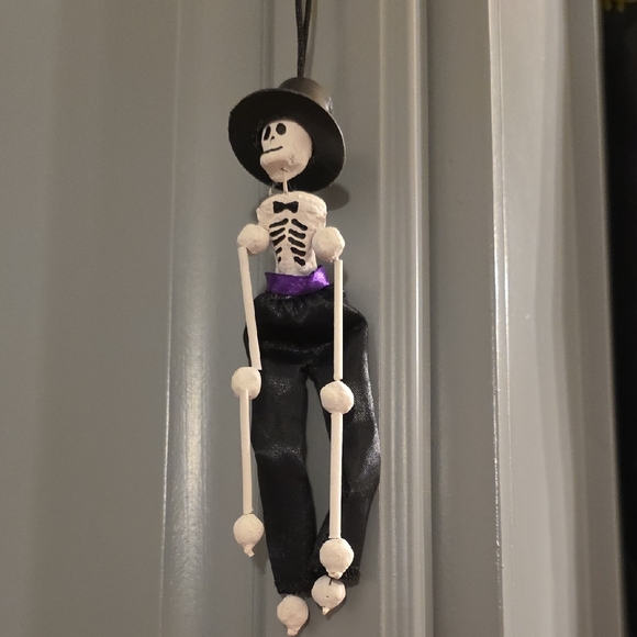 Skeleton Hanging Decoration with Black Hat - Picture 8 of 16